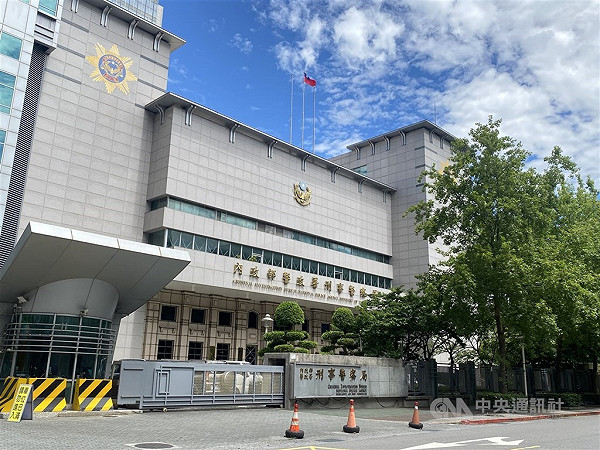 陳威達在律師陪同下出面向刑事局投案。（記者徐煜勝翻攝）