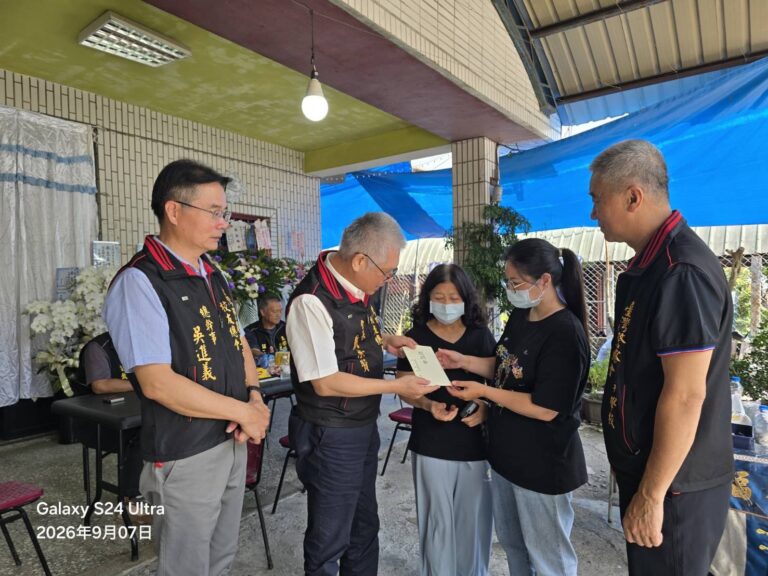 警專校友總會會長戴崇贒赴南投縣信義鄉慰問殉職消防員伍程嶸家屬,致送慰問金,傳達校友支持。(圖/警專校友會提供)