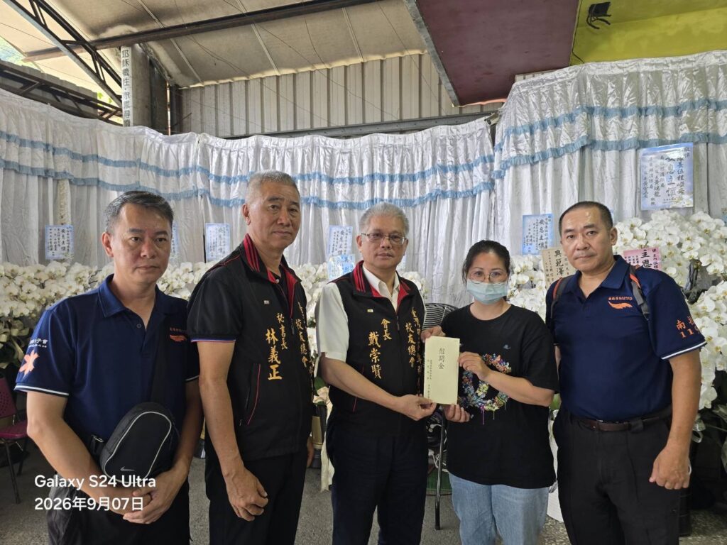 警專校友總會代表與伍程嶸家屬及消防同仁合影,以實際行動表達關懷,向殉職同袍致敬。(圖/警專校友會提供)