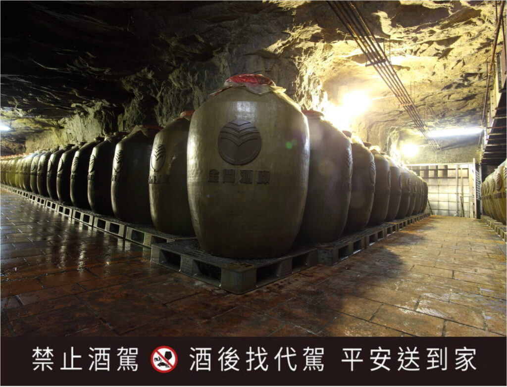 金門酒廠酒窖內整齊排列酒甕，呈現高粱酒儲存環境。（圖／金門酒廠提供）