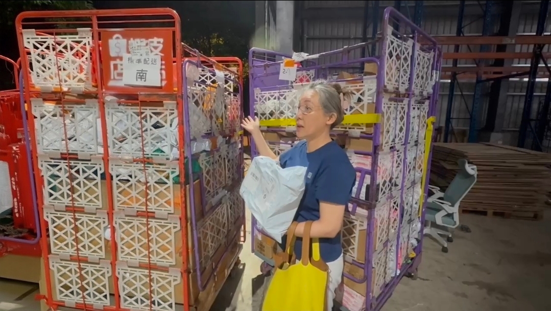 受害業者收到桃園高鐵南路倉庫所有人通知趕至現場，果然發現大量自家報關行遺失的貨品。（圖／民眾提供）