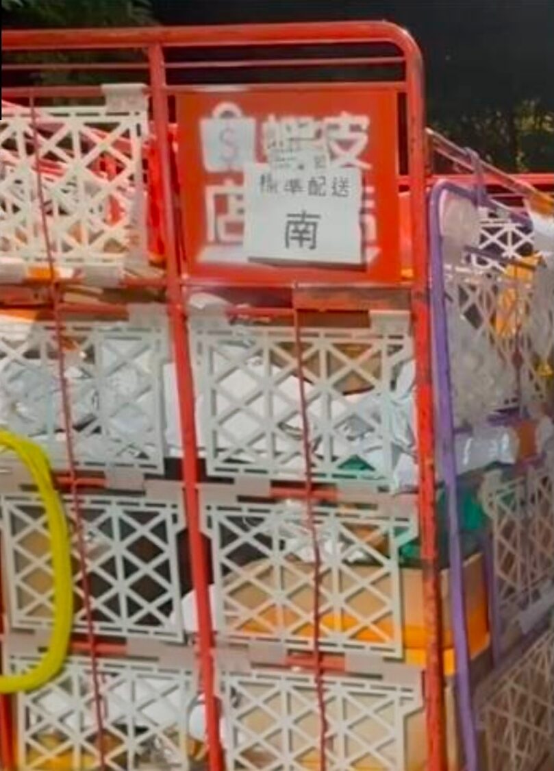原本應該在蝦皮倉庫等待送到消費者手上的貨，竟大批出現在廢棄倉庫中。（圖／民眾提供）