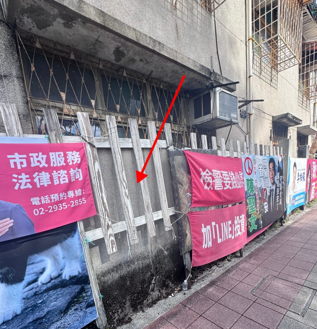 林晏慈原本放置此處的競選海報竟遭人撕除。（圖／林晏慈提供）