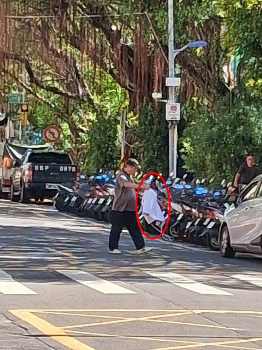 民眾拍下龍淵里現任里長汪吉秋撕毀海報的瞬間。（圖／林晏慈提供）