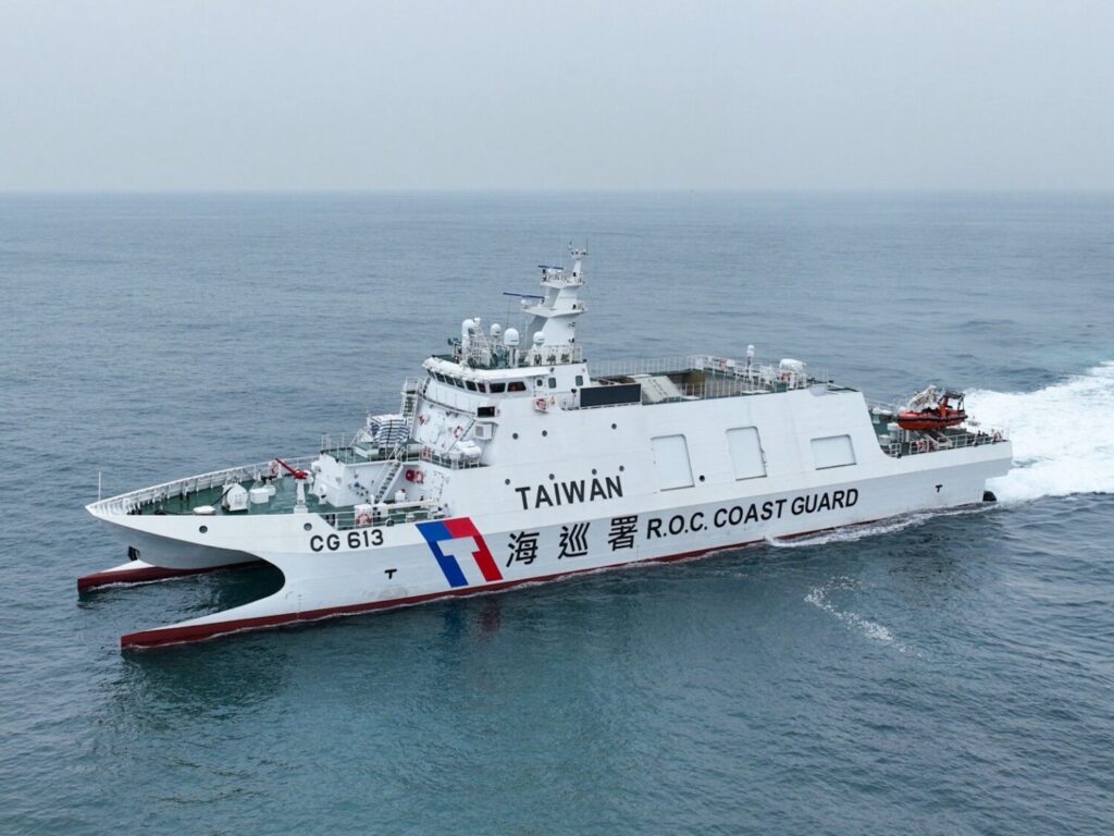 海巡署「蘭嶼巡防艦」全程嚴密掌握中國海警2503「朱家尖艦」、1401「崇明艦」動態。（圖／海巡署）