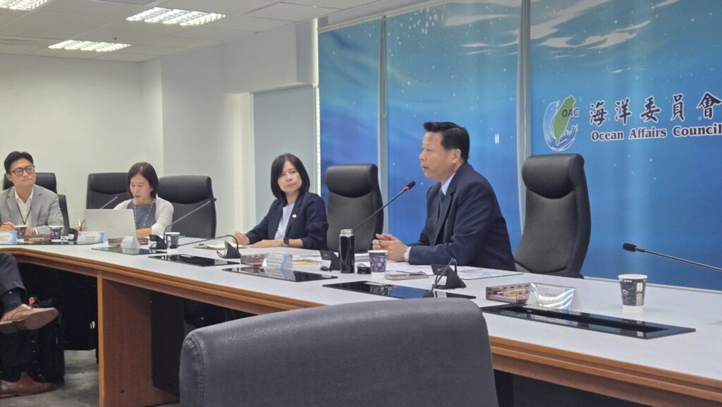 謝副署長（右一）為訪團詳細說明台海安全等海洋治理議題。（圖／海巡署）