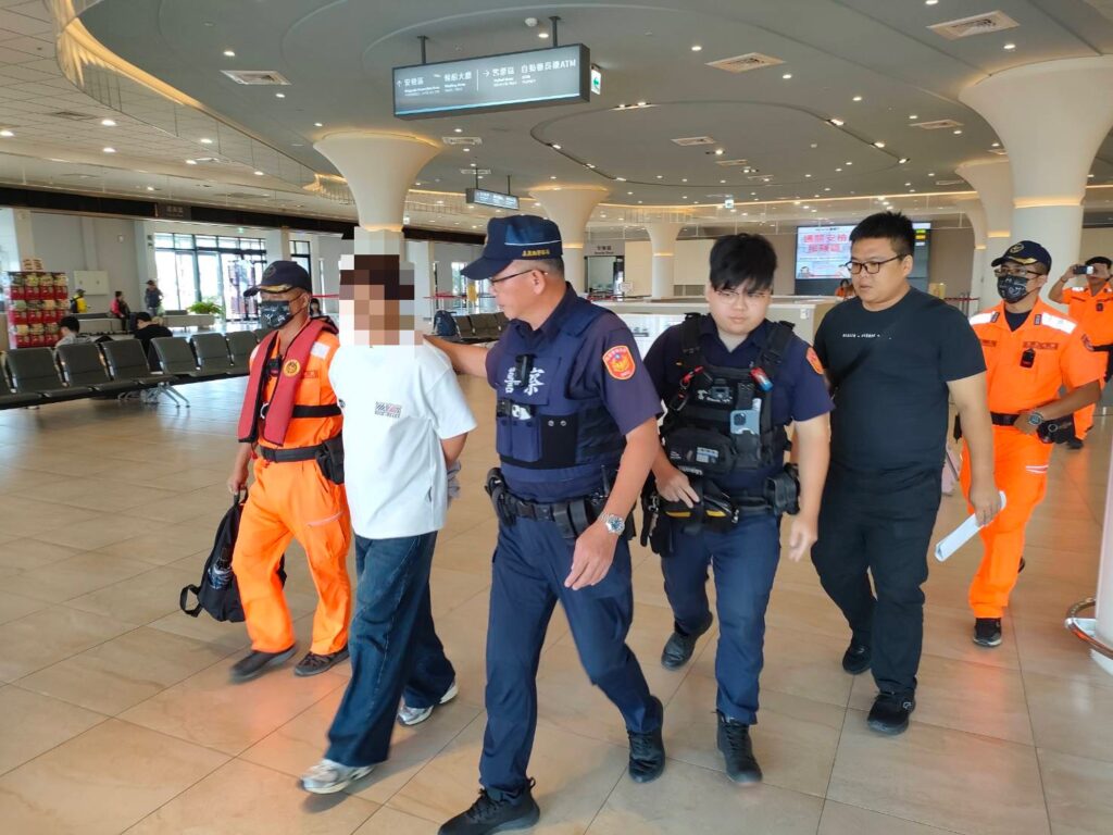 海巡預警超前部署，通緝犯布袋港搭船前落網。（圖／海巡署）