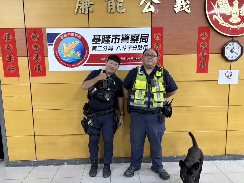 八斗子分駐所警員胡品宏、楊子賢（左至右）。（圖／記者薛秀蓮 翻攝)