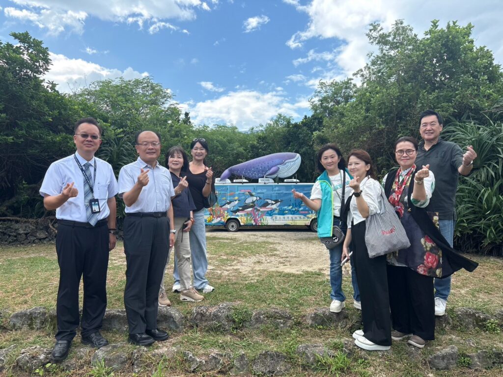 國立海洋生物博物館館長溫志宏（左一）、教育部終身教育司司長梁學政（左二）、會計研究發展基金會董事長王怡心（右二）及中嘉集團副董事長費鴻泰（右一），與參訪人員於海生館合影；後方為結合館區接駁與行動教育功能的海生館「鯨奇號」遊園車。（圖／會基會）