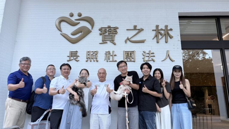 桃園市私立康莊住宿長照機構「喵幸福・愛陪伴」公益關懷試辦活動現場,歡笑聲洋溢。(圖/記者翻攝)