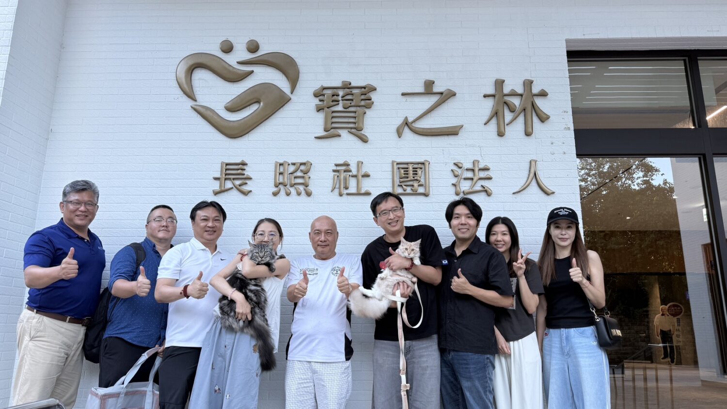 桃園市私立康莊住宿長照機構「喵幸福・愛陪伴」公益關懷試辦活動現場,歡笑聲洋溢。(圖/記者翻攝)