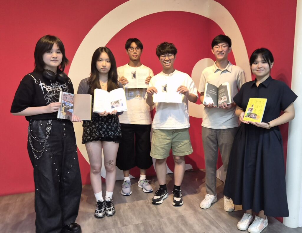 VIS新書《帶世界發現臺灣》9月中起，台美加同步登場。右起為指導老師謝佳真、學生曾加恩、徐謙和、李瑋宸、黃昱晴及負責扉頁設計的同學梁栩溱。（圖／(台北市VIS國際實驗高中提供）