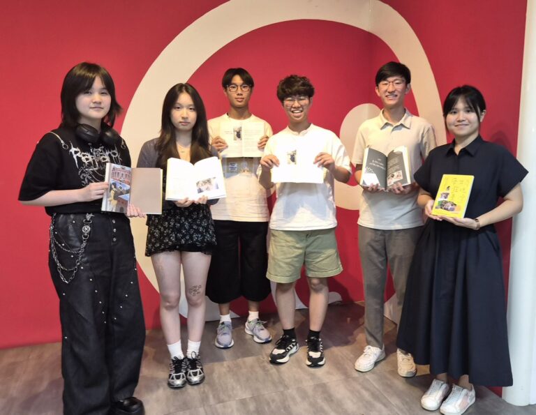 VIS新書《帶世界發現臺灣》9月中起，台美加同步登場。右起為指導老師謝佳真、學生曾加恩、徐謙和、李瑋宸、黃昱晴及負責扉頁設計的同學梁栩溱。（圖／(台北市VIS國際實驗高中提供）