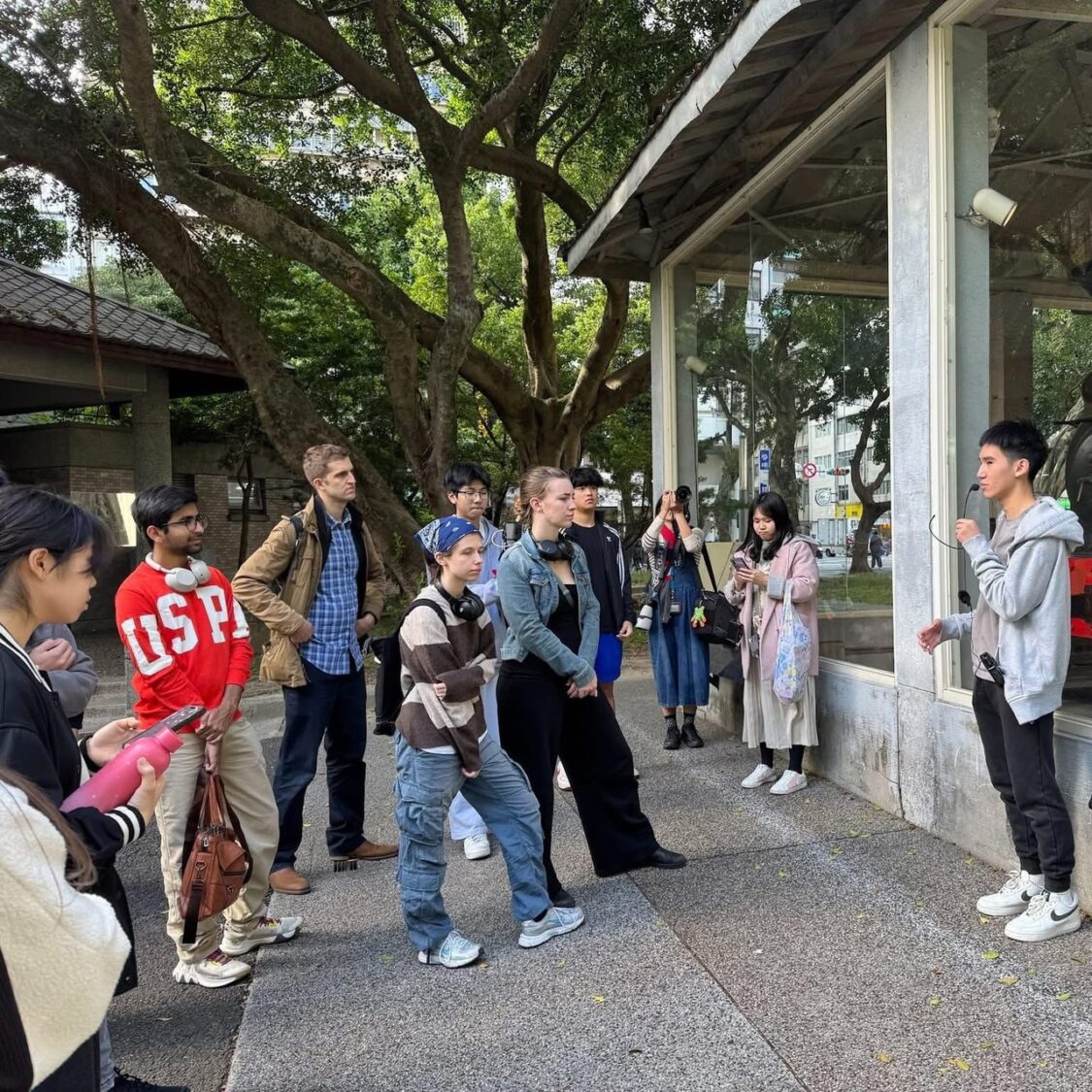 《帶世界發現臺灣》一書中,記錄VIS培養學生帶著臺灣走進世界、並成為與世界對話新世代的點滴。圖為VIS同學在228紀念公園中,與德國大學生互動的片段。(圖/(台北市VIS國際實驗高中提供)