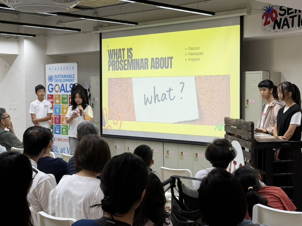 目前VIS最年輕的 Honors Proseminar 4位成員，平均僅13歲。透過閱讀、寫作與討論等過程，提早體驗大學 Seminar 式學習。圖為分享學習心得的現場。（圖／台北市VIS國際實驗高中提供）