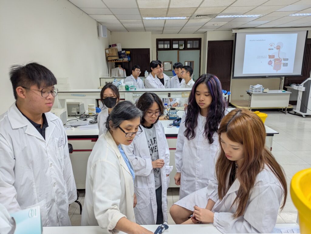 VIS高中生的研究領域橫跨生物醫學、歷史、財務金融與國際關係等。圖為學生在臺灣大學實驗室𥚃的實作學習。(圖/台北市VIS國際實驗高中提供)