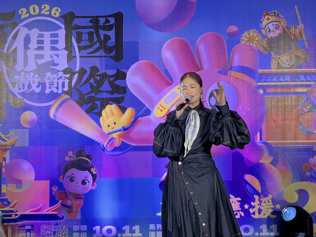金曲歌后黃妃現場演唱布袋戲金曲。(圖/記者薛秀蓮拍攝)