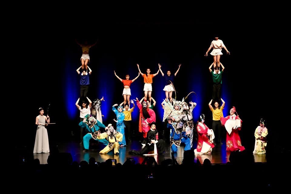 國立臺灣戲曲學院青年學子在「2026劇藝無限」德國首演中，集結戲曲、舞蹈與民俗技藝演員同台亮相，展現臺灣傳統藝術跨界融合的青春活力。（圖／凌華教育基金會提供）