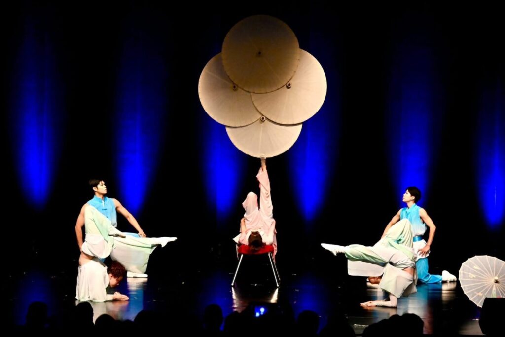 傳統民俗技藝融入青春曲風與現代造型，青年學子以疊羅漢及平衡動作展現默契，為舞台注入活潑節奏。（圖／凌華教育基金會提供）