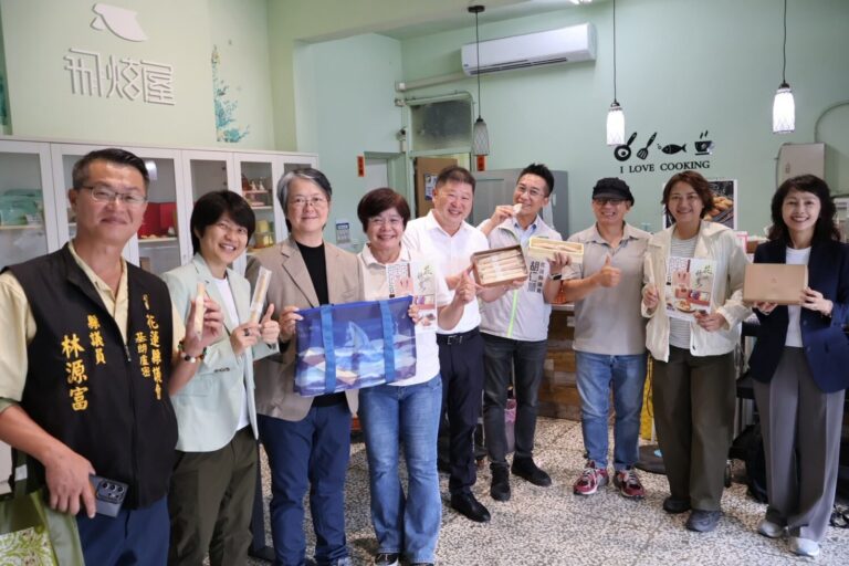 張峻(中)昨(31日)與多位議員前往花蓮善牧中心飛旋屋,了解善工坊服務內容並採購烘焙產品,以實際消費支持在地社福機構及弱勢婦女就業。(圖/記者 趙靜姸翻攝)