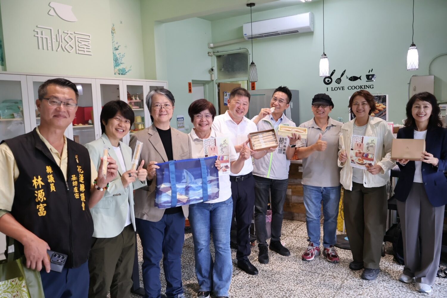 張峻(中)昨(31日)與多位議員前往花蓮善牧中心飛旋屋,了解善工坊服務內容並採購烘焙產品,以實際消費支持在地社福機構及弱勢婦女就業。(圖/記者 趙靜姸翻攝)