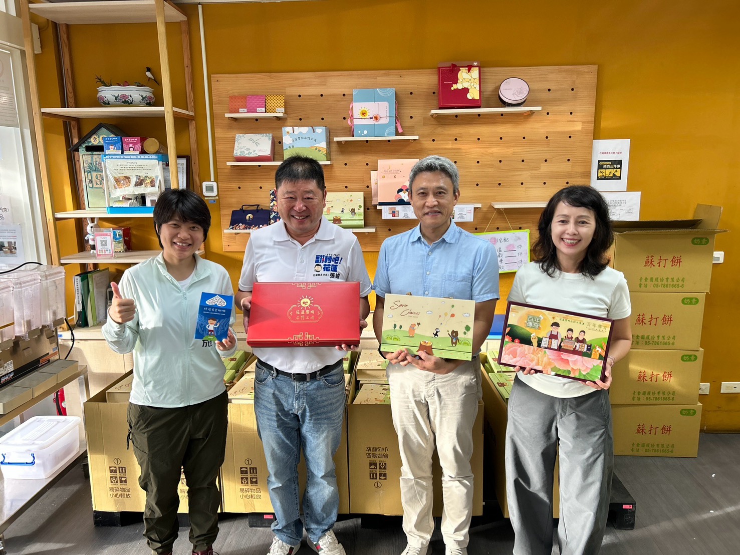 張峻(左二)日前也與議員購買黎明庇護工場烘焙品,希望為近期受到訂單變動影響的機構增加消費支持。(圖/記者 趙靜姸翻攝)