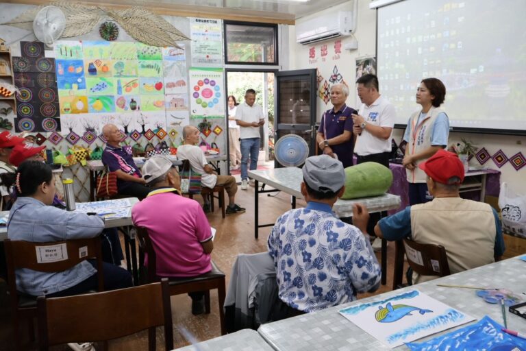 張峻(前排中)今(1)日前往壽豐鄉光榮部落文化健康站,說明「拚經濟、顧家庭、護安全」三大政策及部落基金構想,主張整合文健站、長照、偏鄉醫療與交通接送資源。(圖/記者 趙靜姸翻攝)