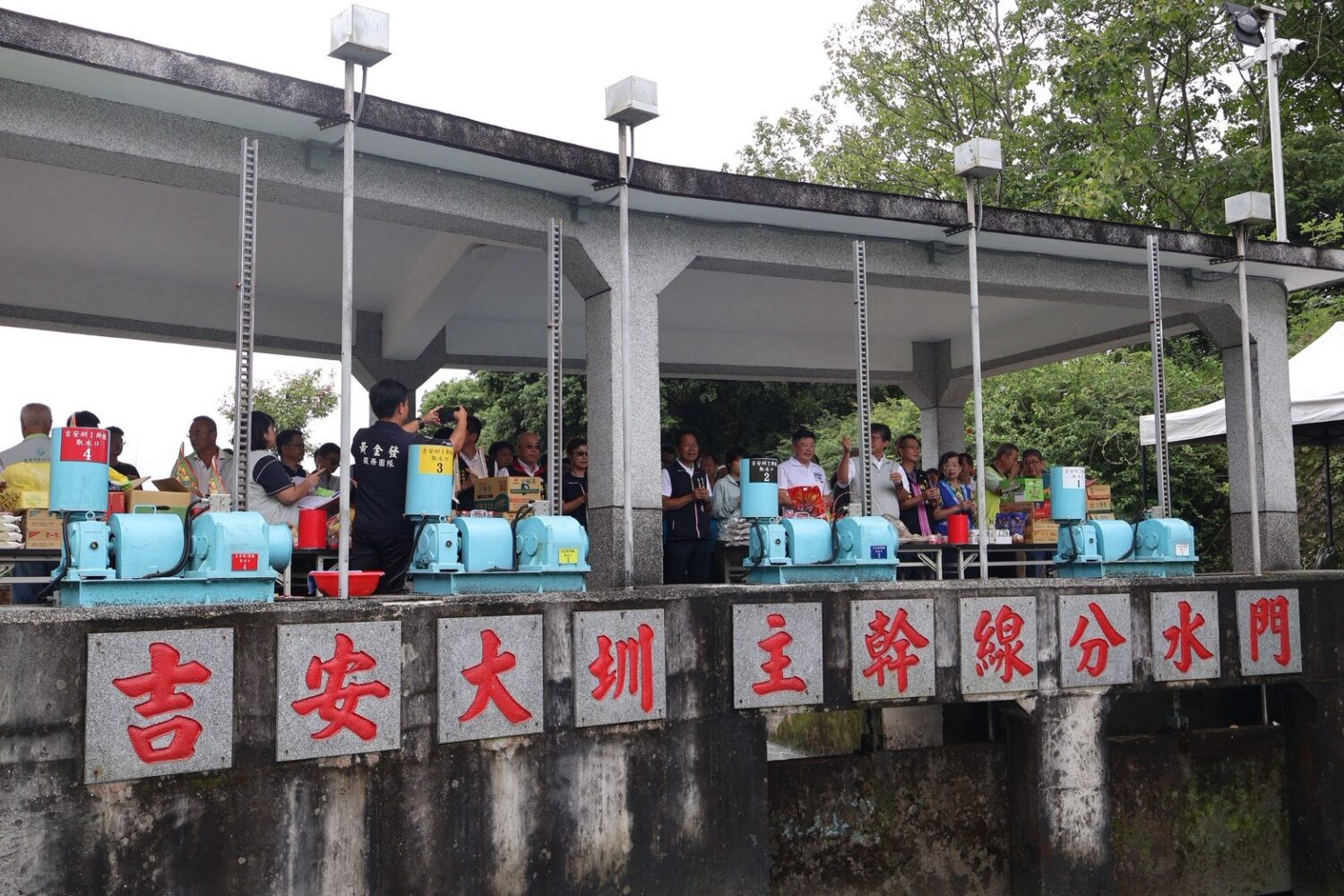 張峻(前排右六)表示,「拜水頭」不只是地方傳統,更提醒大家,每一滴灌溉用水的背後,都有許多水利人員長期投入管理與維護。(圖/記者 趙靜姸翻攝)