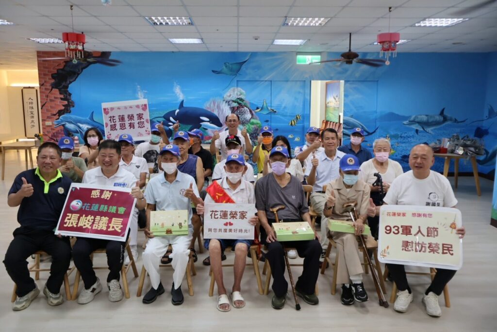九三軍人節前夕，張峻（前排左二）前往榮民之家關懷長輩生活，向一生保家衛國的國軍前輩致上敬意。（圖／記者 趙靜姸翻攝）