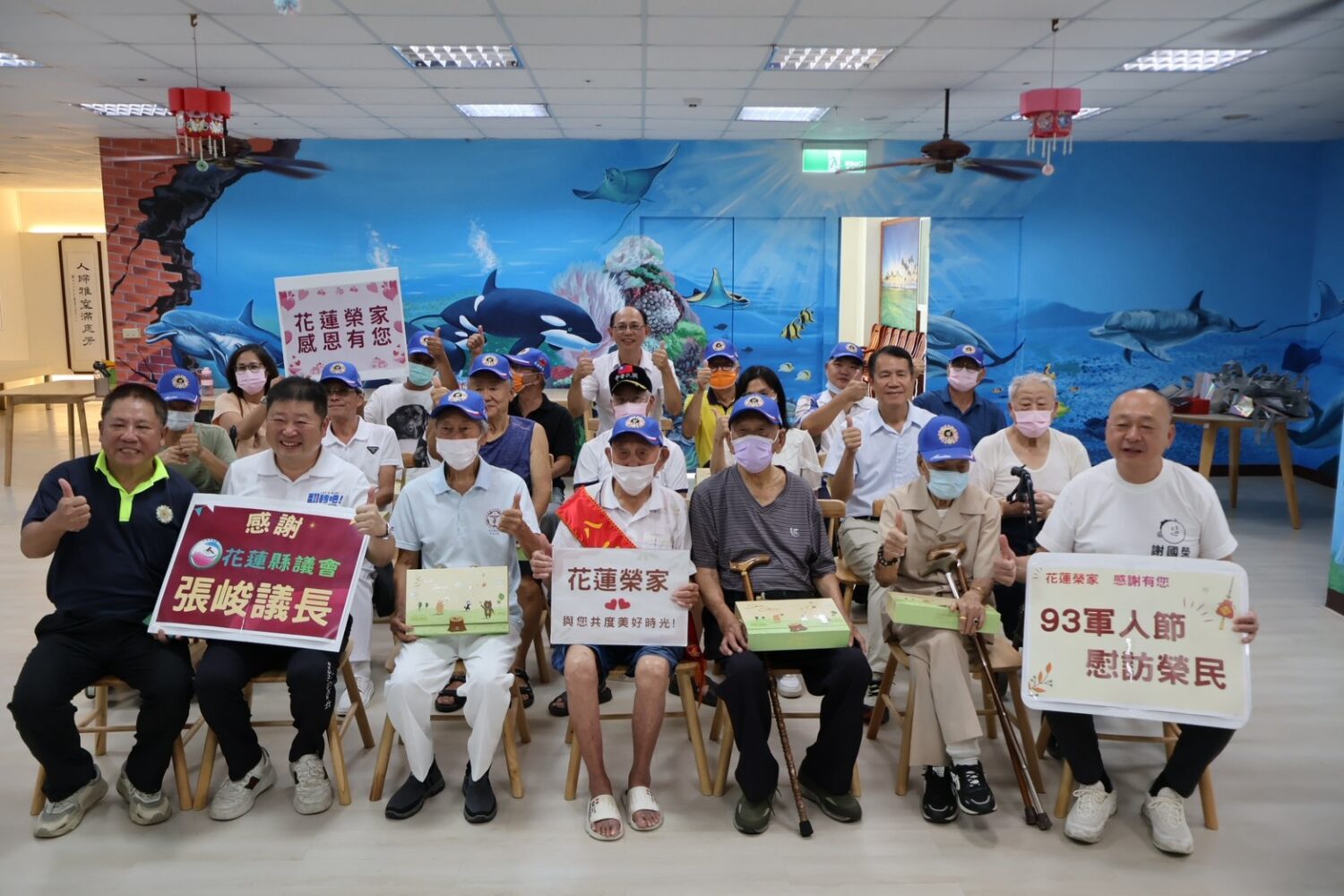 九三軍人節前夕,張峻(前排左二)前往榮民之家關懷長輩生活,向一生保家衛國的國軍前輩致上敬意。。(圖/記者 趙靜姸翻攝)