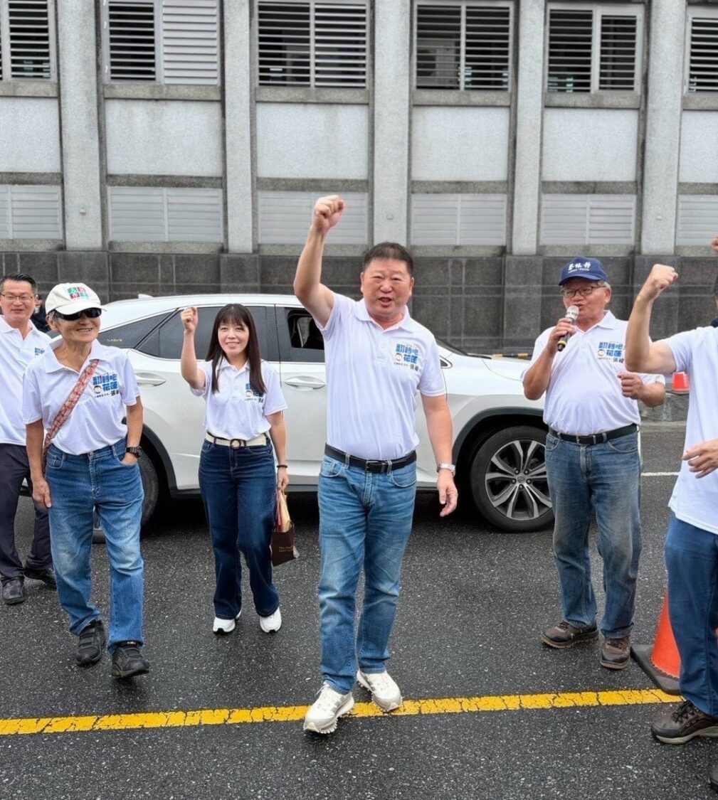 張峻(前排中)今(3)日在妻子及女兒陪同下,正式完成花蓮縣長參選登記。(圖/記者 趙靜姸翻攝)
