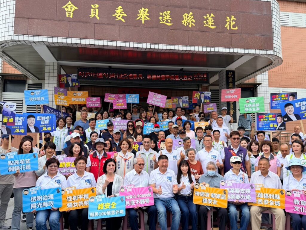 張峻（前排左五）宣示以「拚經濟、顧家庭、護安全」為三大參選主軸，結合跨黨派力量與專業共同治理，推動公開透明的陽光縣政。（圖／記者 趙靜姸翻攝）