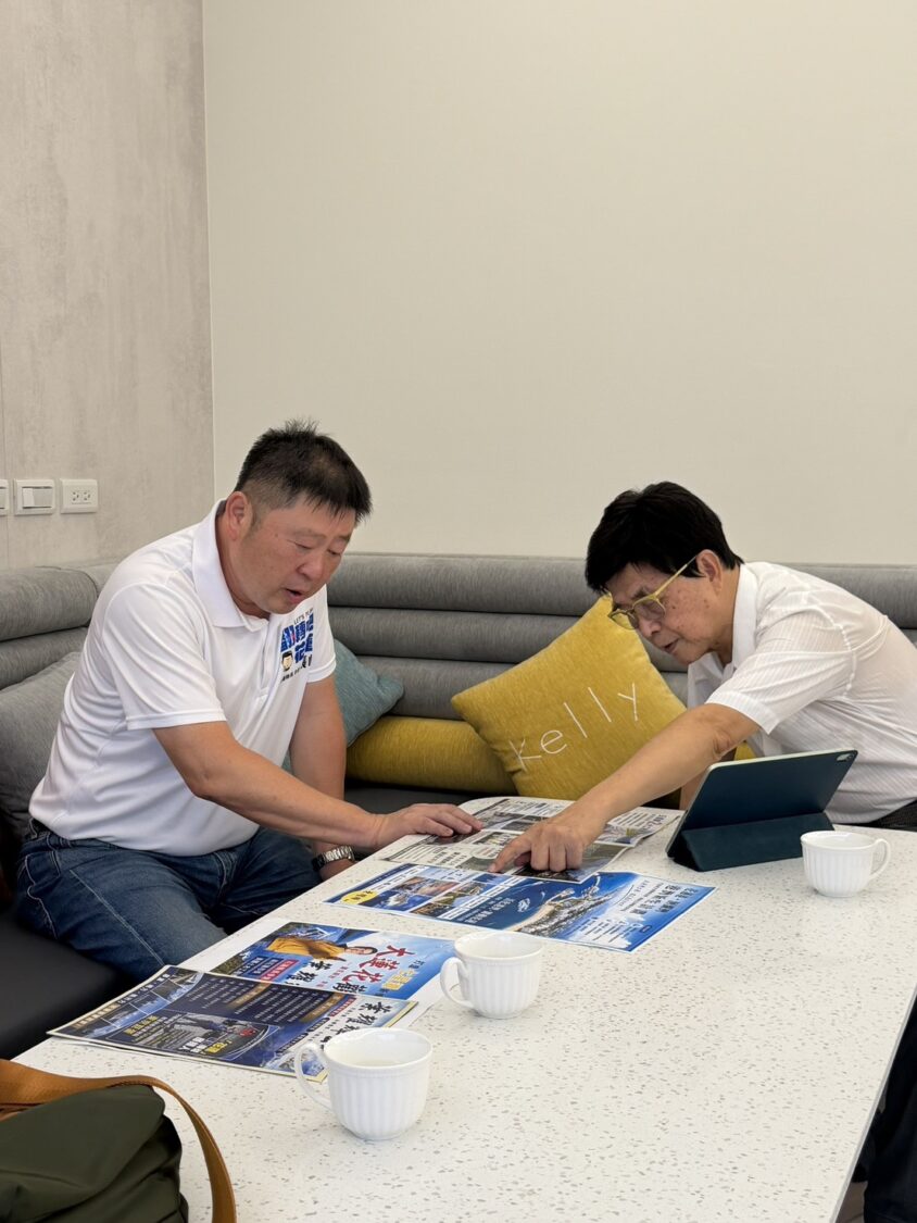 雙方就花蓮未來發展深入交換意見，葉耀輝也提供其長期整理的縣政規劃藍圖，供張峻（左）作為政策研擬參考。（圖／記者 趙靜姸翻攝）