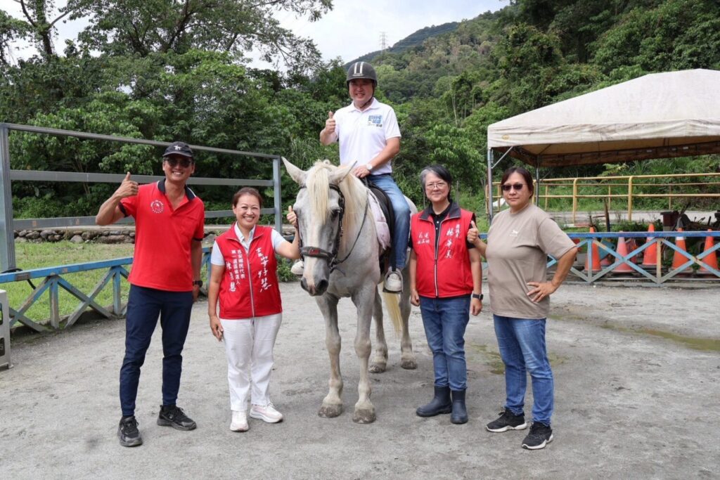 張峻（中）今（5）日上午前往吉安馬匹輔助中心，在縣議員楊華美及代表參選人陳雅慧陪同下，與中心創辦人張明慧交流，了解動物輔助服務及中心運作情形，並親自體驗與馬匹互動。（圖／記者 趙靜姸翻攝）