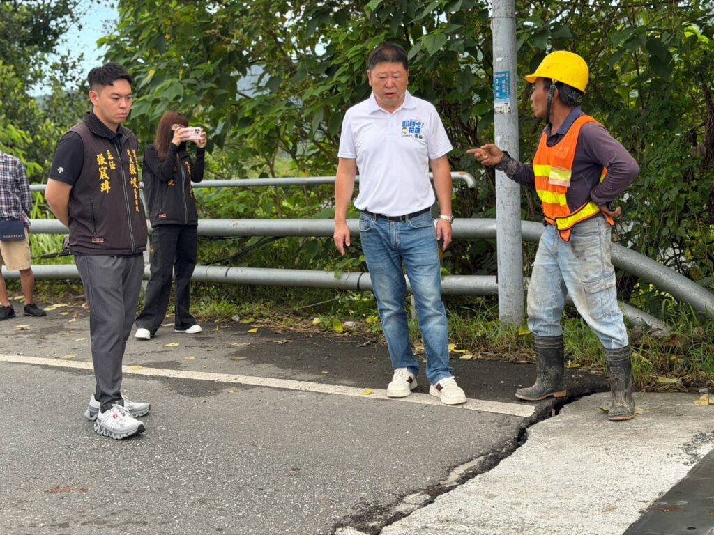 瑞穗大橋伸縮縫周邊出現路面破損及局部下陷，張峻（右二）於今（7）日前往現場了解受損及施工情形，要求施工期間確實做好安全警示與交通維持措施。（圖／記者 趙靜姸翻攝）