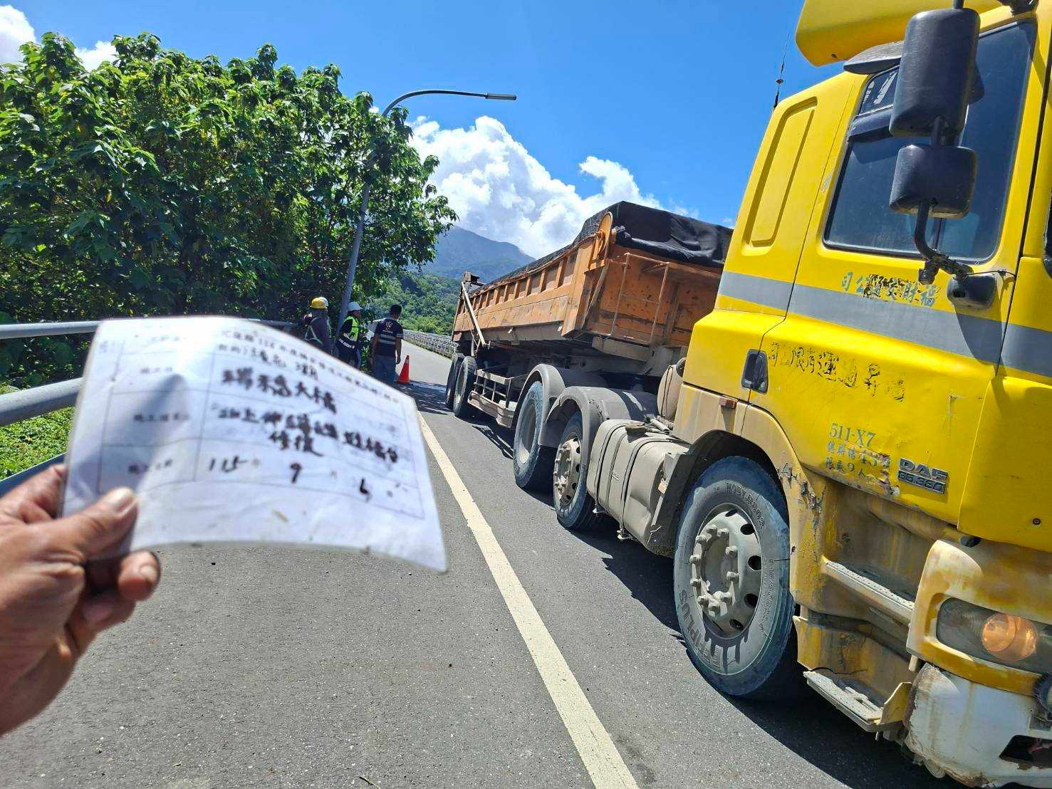 張峻指出,一旦發現裂縫、沉陷或伸縮縫異常,相關單位應立即設置警示、評估交通管制需求,並訂定期限完成修復,避免道路缺失持續擴大。(圖/記者 趙靜姸翻攝)