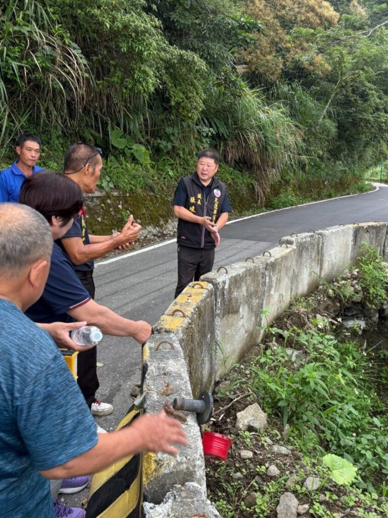 張峻（右一）前往赤柯山實地會勘，了解道路受損情形，並聽取居民對修復進度及道路安全的意見。（圖／記者 趙靜姸翻攝）