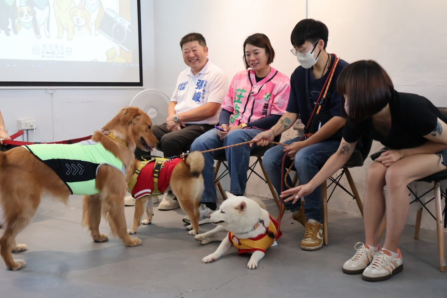 張峻(左一)並提出「友善動物六大主張」,盼從源頭減量、醫療、認養、活動空間、高齡照護到遊蕩犬治理,建立完整的動物友善政策。(圖/記者 趙靜姸翻攝)