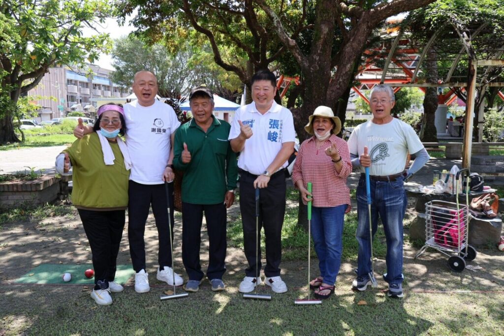 適逢9月9日「國民體育日」，張峻（右三）今（9）日上午與花蓮縣議員謝國榮一同關心長輩槌球活動，並與現場長輩熱情互動。（圖／記者 趙靜姸翻攝）