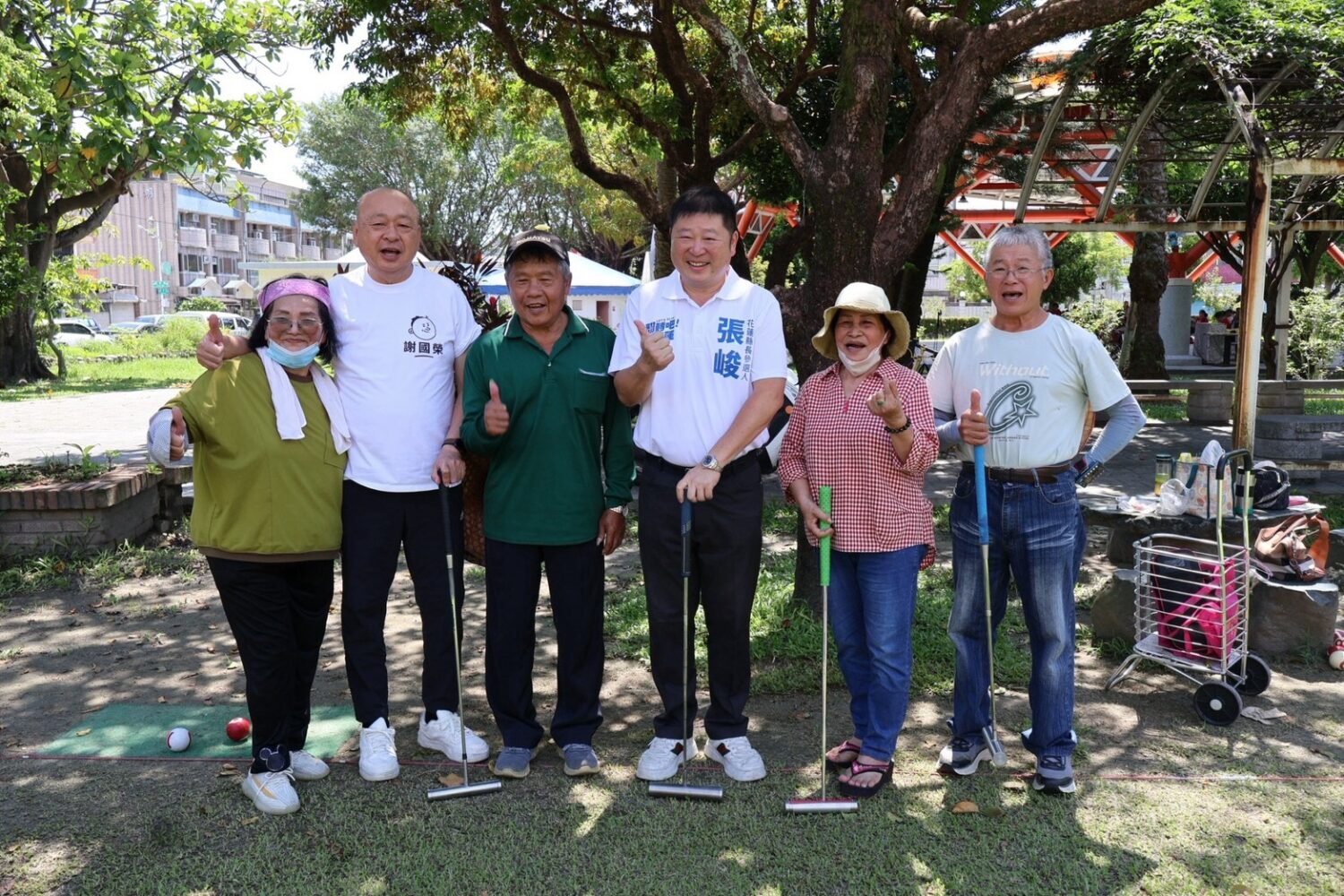 適逢9月9日「國民體育日」，張峻（右三）今（9）日上午與花蓮縣議員謝國榮一同關心長輩槌球活動，並與現場長輩熱情互動。（圖／記者 趙靜姸翻攝）