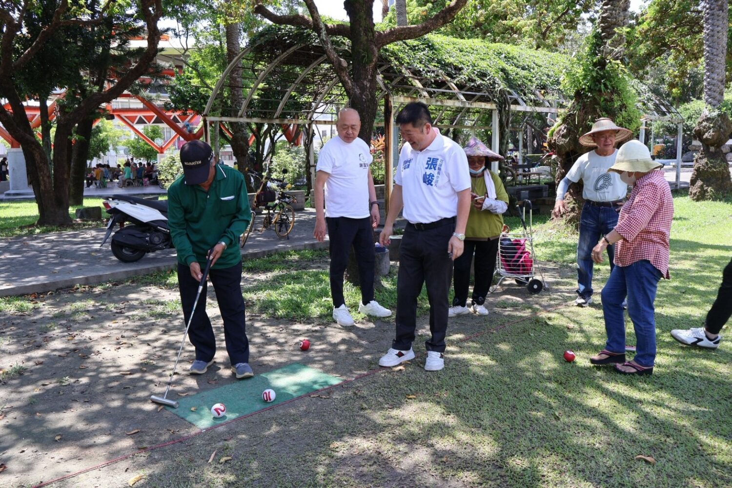 張峻（左三）表示，看見長輩專注揮桿、彼此交流，充分說明運動不分年齡，未來花蓮體育政策應從全齡角度出發，讓不同世代都能找到適合自己的運動方式。（圖／記者 趙靜姸翻攝）