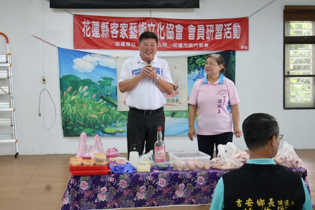 張峻（左）今（9）日受邀參加花蓮縣客家藝術文化協會舉辦的「鹹豬肉DIY學員研習活動」，與鄉親共同體驗客家傳統飲食文化。（圖／記者 趙靜姸翻攝）