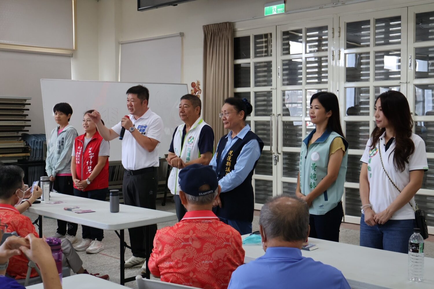 張峻(左三)今(10)日走訪花蓮市及吉安鄉多處福氣站、關懷據點與文化健康站,向長輩說明「拚經濟、顧家庭、護安全」政策。(圖/記者 趙靜姸翻攝)