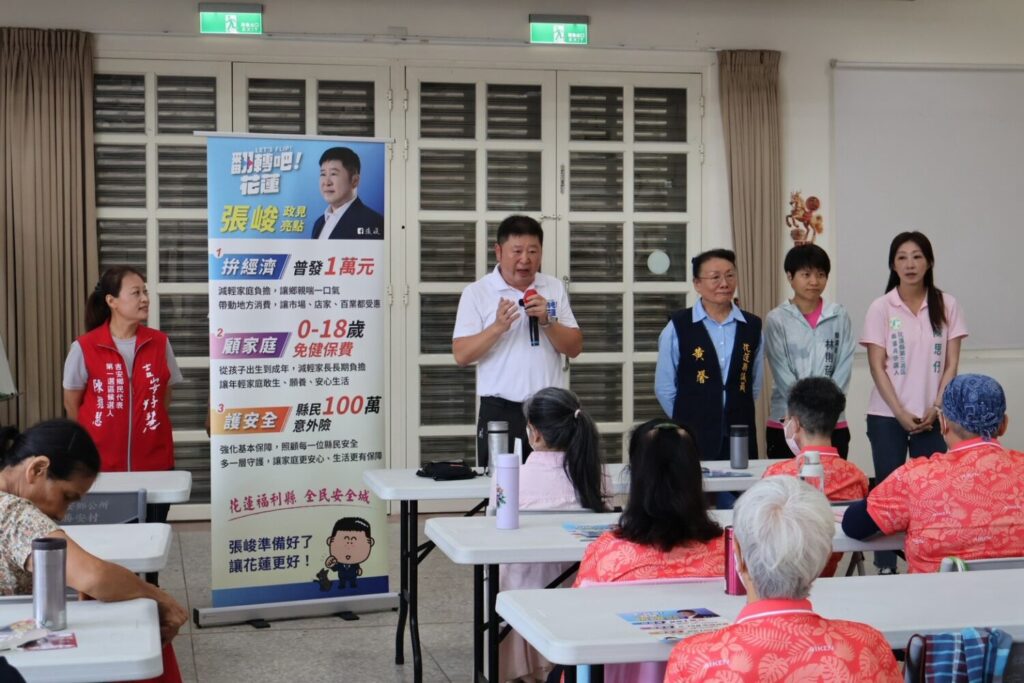 張峻（左一）向長輩說明縣民普發1萬元、0至18歲免繳健保費、敬老愛心卡每月2000點不歸零及百萬元意外保險等政策。（圖／記者 趙靜姸翻攝）