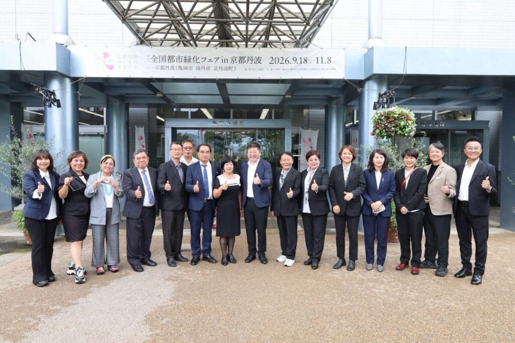 張峻（右八）今（14）日率副議長徐雪玉及議員、議會人員組成訪問團，拜會日本京都府龜岡市政府及市議會，受到市長桂川孝裕、市議會議長小川克己熱情接待。（圖／記者 趙靜姸翻攝）