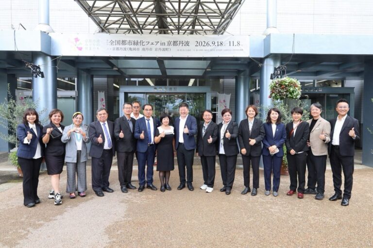 張峻(右八)今(14)日率副議長徐雪玉及議員、議會人員組成訪問團,拜會日本京都府龜岡市政府及市議會,受到市長桂川孝裕、市議會議長小川克己熱情接待。(圖/記者 趙靜姸翻攝)
