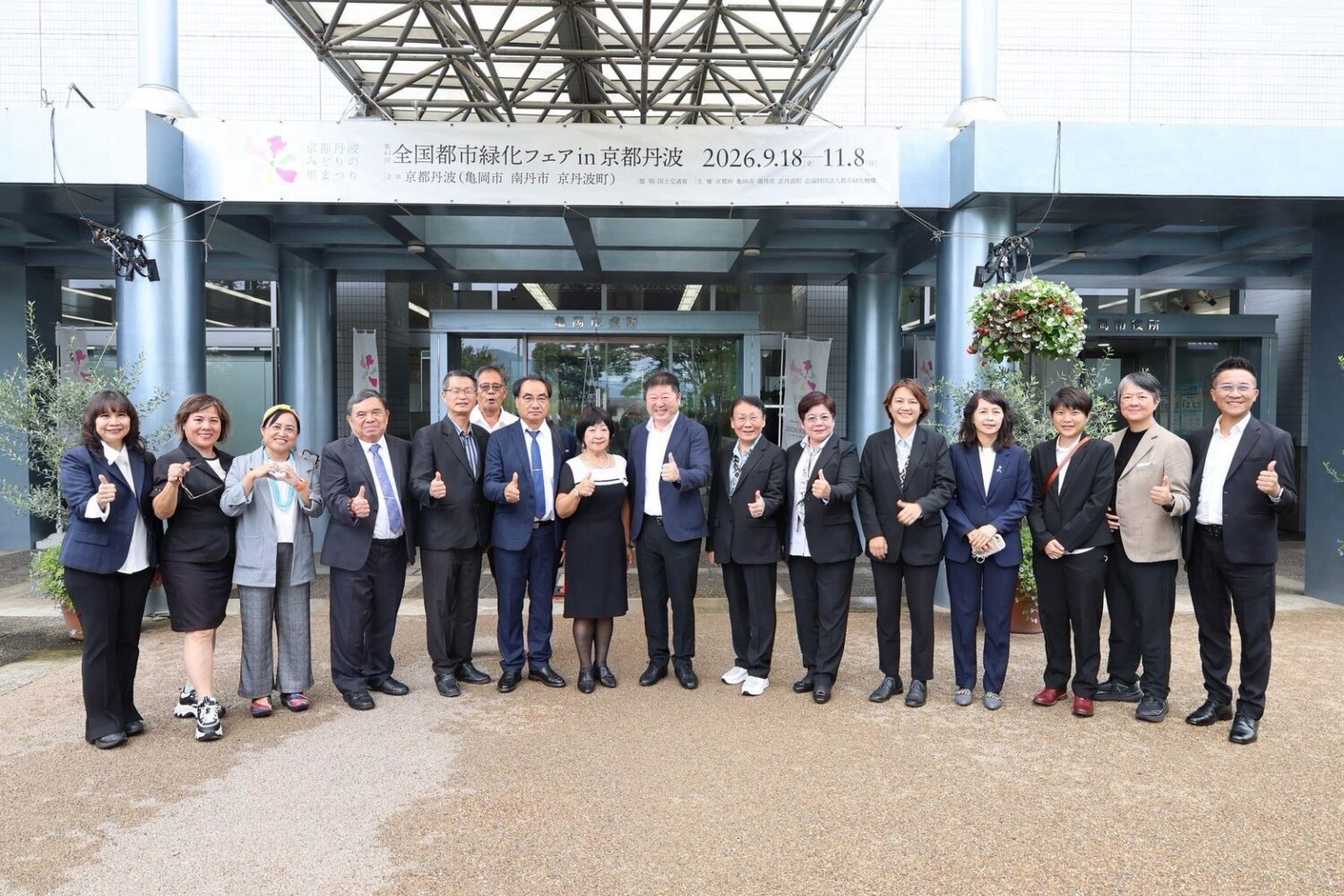 張峻(右八)今(14)日率副議長徐雪玉及議員、議會人員組成訪問團,拜會日本京都府龜岡市政府及市議會,受到市長桂川孝裕、市議會議長小川克己熱情接待。(圖/記者 趙靜姸翻攝)