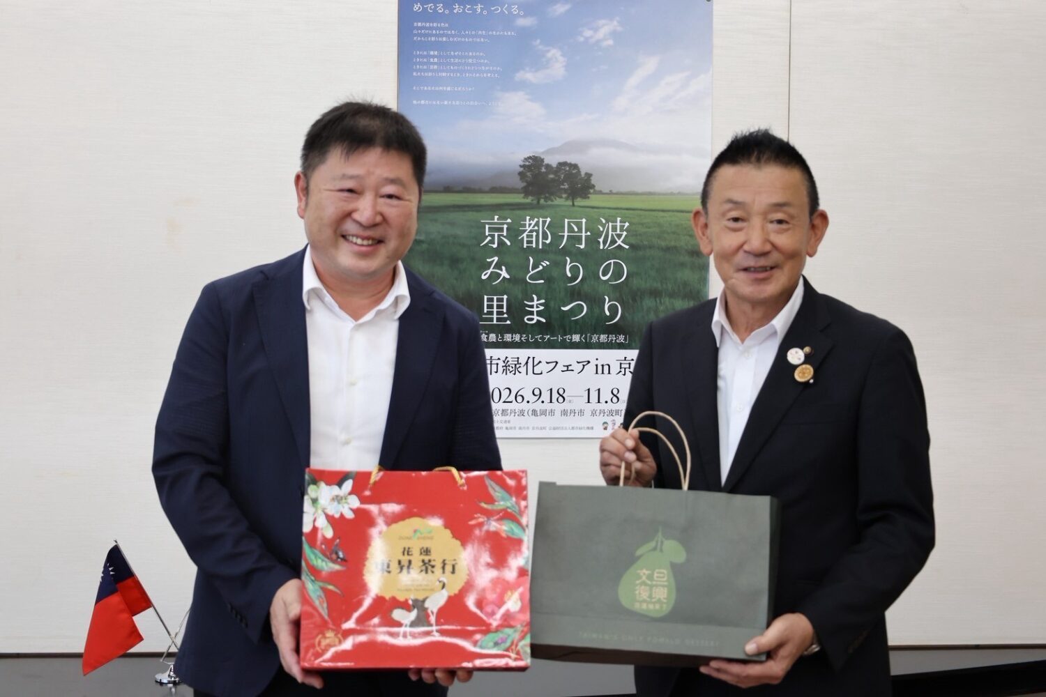 交流過程中,張峻(左)積極行銷花蓮,致贈亀岡市議長小川克己瑞穗蜜香紅茶及以花蓮文旦柚製成的柚子酥,並日本友人介紹花蓮的自然景觀、農特產品及多元族群文化。(圖/記者 趙靜姸翻攝)