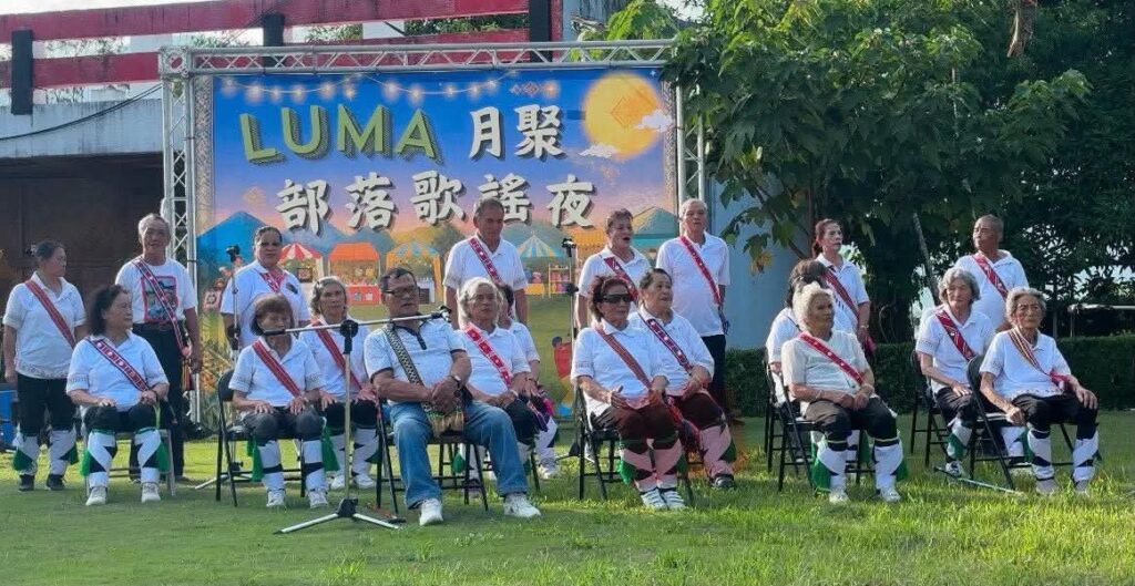 從長者熟悉的傳統歌謠，到青年世代帶來的音樂展演，「Luma月聚」讓不同形式的聲音出現在同一個空間，讓青年有機會從長輩的歌聲中認識部落文化，創造跨世代自然互動與學習的場域。（圖／記者 趙靜姸翻攝）