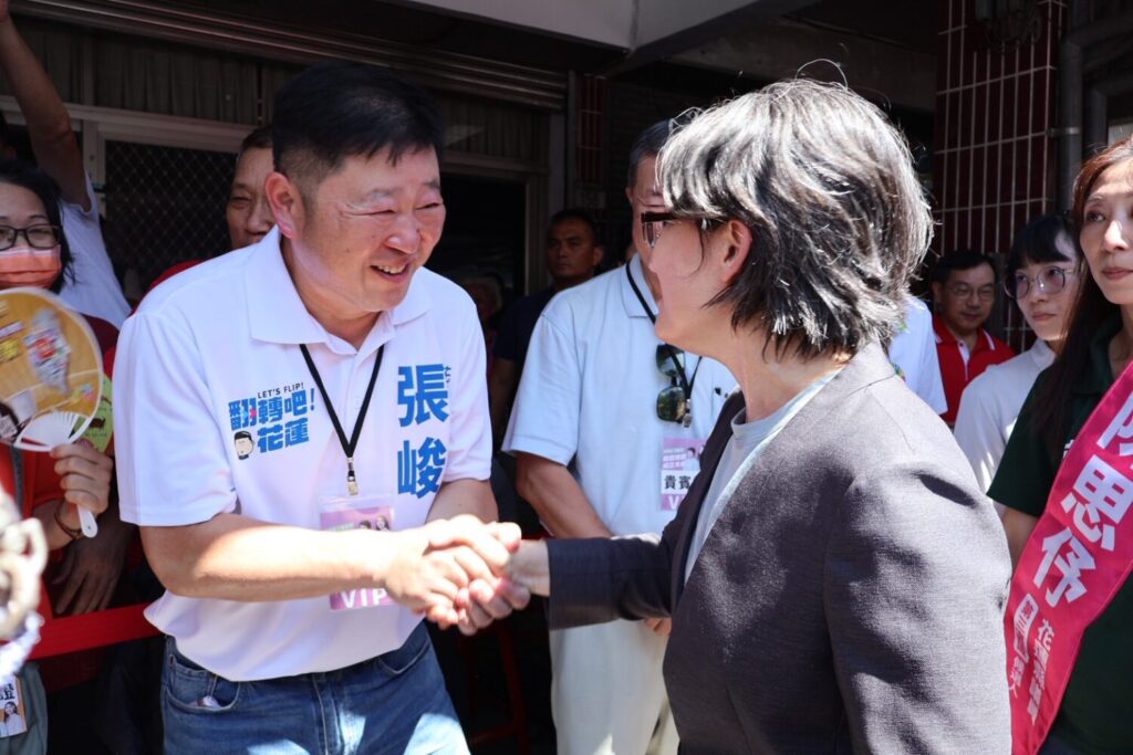 張峻（左）與副總統蕭美琴握手互動。（圖／記者 趙靜姸翻攝）